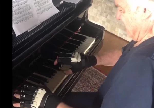 Maestro João Carlos Martins ganha luvas biônicas de Natal