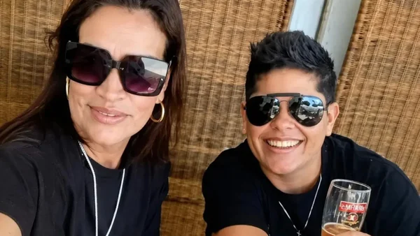 mulheres bebendo e sorrindo