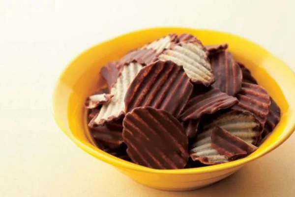 batata com chocolate servida em bowl amarelo