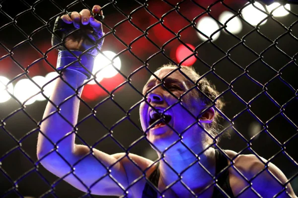 Lutadora do UFC tenta golpear campeão de sumô e é jogada longe; veja