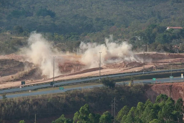 BR-020 é liberada após implosão de rocha para permitir obras