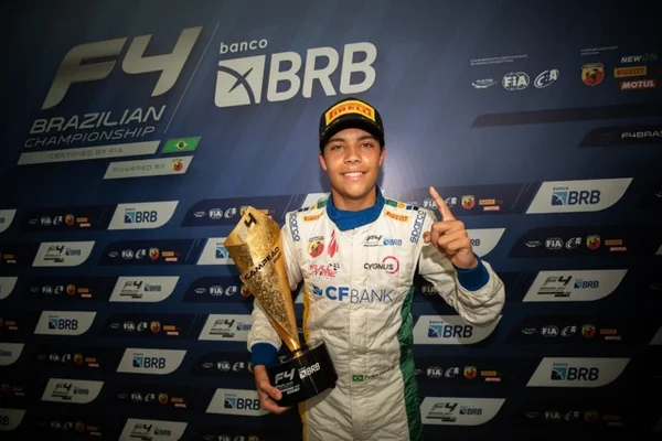 Piloto brasiliense conquista título de campeão da Fórmula 4 Brasil