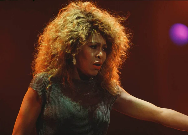 foto colorida da cantora Tina Turner - Metrópoles