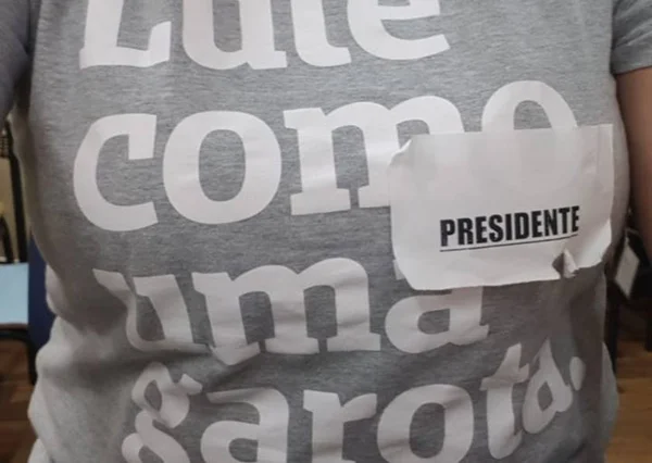 Mesária é dispensada por usar camiseta “Lute como uma garota”