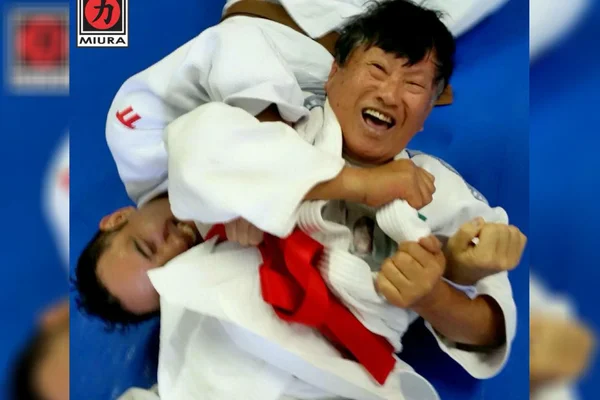 Discípulos fazem vaquinha após mestre judoca Miura sofrer AVC