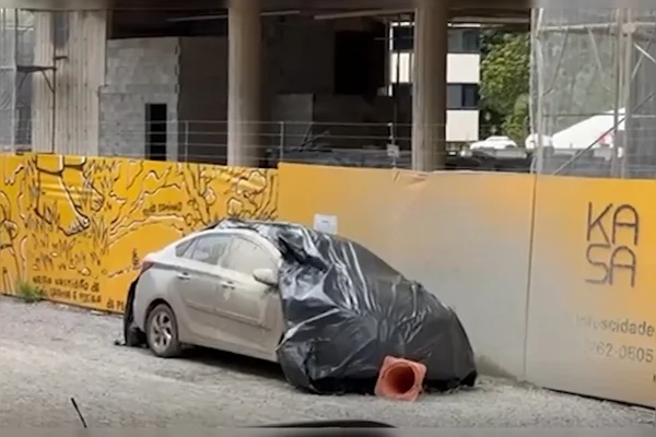Imagem colorida de um veículo prata destruído por cimento - Metrópoles