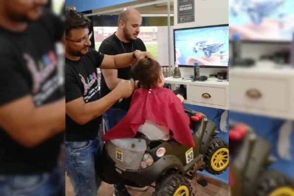 Barbeiro há 22 anos, Jucimar José Ribeiro passou a cortar o cabelo de crianças com TEA após o diagnóstico de seu filho, aos 6 anos - Metrópoles