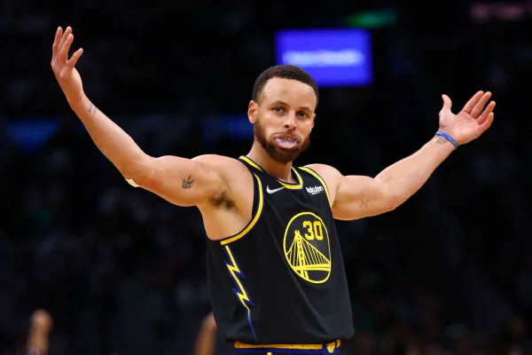 Stephen Curry, jogador de basquete, com os braços abertos - Metrópoles