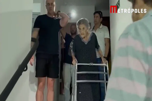 Idosa de 101 anos precisa de ajuda para descer escadas de prédio sem energia