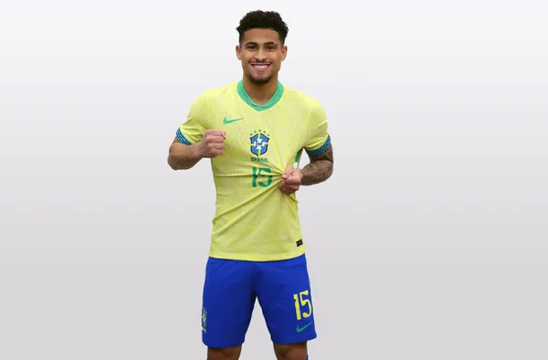 Imagem colorida de João Gomes, com a camisa da Seleção Brasileira- Metrópoles