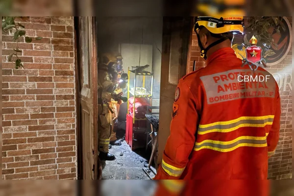 Bombeiros do DF combatem incêndio em carro e bistrô em menos de 3h