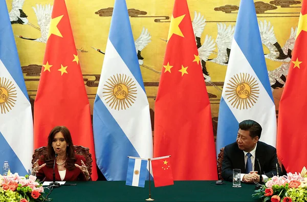 Em aproximação com a China, Argentina permitirá contas em yuan