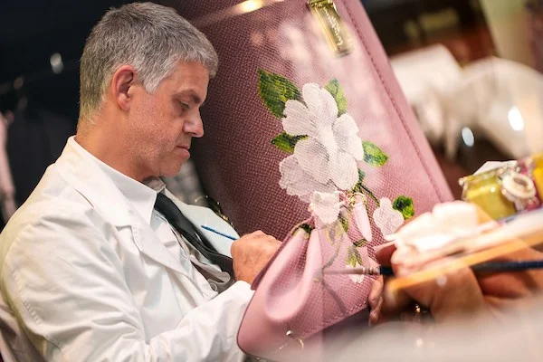Dolce & Gabbana traz artesão italiano para customizar bolsas da marca