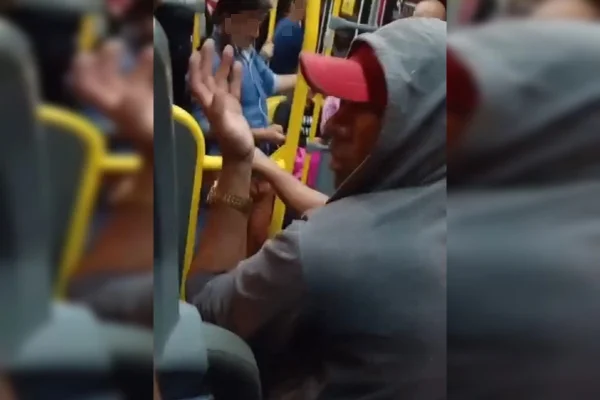 Homem se esfrega em adolescente de 14 anos dentro de ônibus