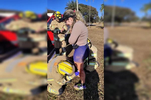 Foto colorida pediatra sendo atendida por bombeiros após ser atacada por cães na Asa Norte
