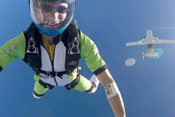 Paraquedista manda vídeo à mulher e diz que não abrirá o equipamento