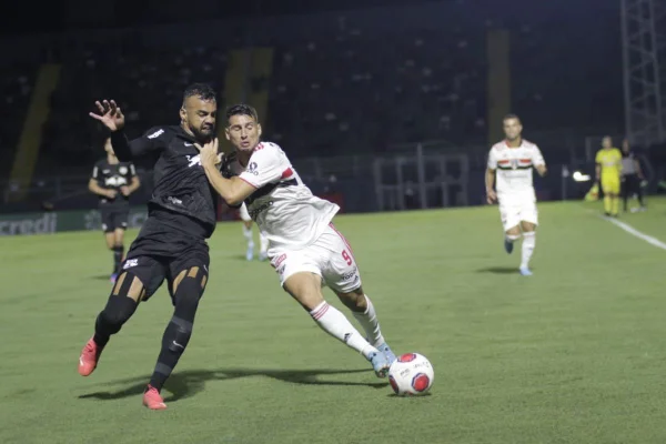 Em jogo movimentado, Bragantino bate o São Paulo por 4 x 3