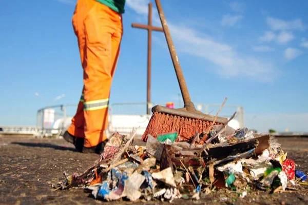 Gari fica ferida após ser atropelada enquanto limpava rua no DF