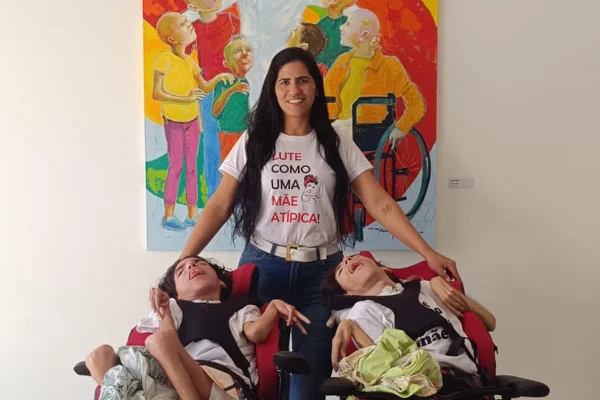 Mãe e filhos gêmeos - Metrópoles