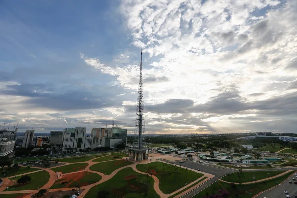 Foto colorida. Imagem mostra a Torre de TV de Brasília - Metrópoles