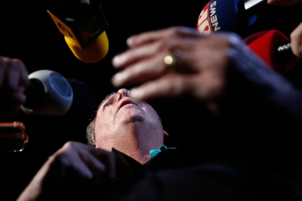 Ex-presidente Jair Bolsonaro em entrevista à imprensa no aeroporto de Brasília - Brasília