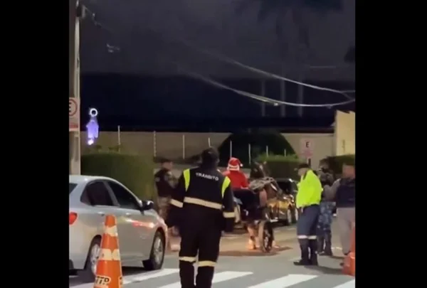 Imagem colorida do momento em que um "Papai Noel" chega em carroça na Paraíba e é parado pela polícia - Metrópoles