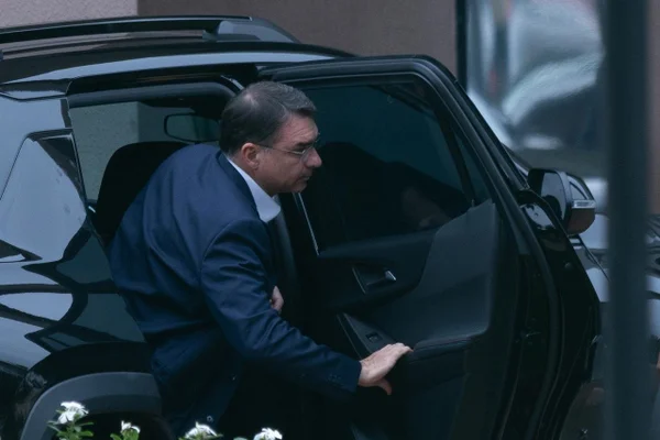 Flávio: Bolsonaro “aguenta tranco” na PF até justiça ser restabelecida