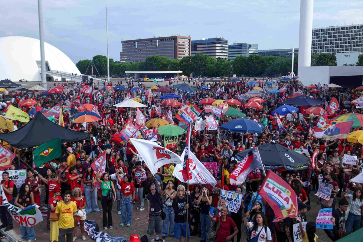 "Soberania e reeleição de Lula": estudantes fazem ato no Museu da República
