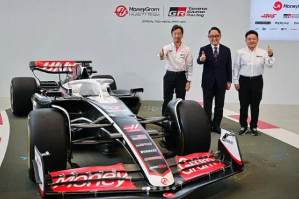 Imagem colorida de parceira entre Haas e Toyota - Metrópoles