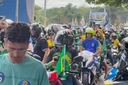 Tarcísio e Flávio Bolsonaro se unem em motocarreata no interior de SP - imagem 2 Tarcísio e Flávio Bolsonaro se unem em motocarreata no interior de SP - imagem 2
