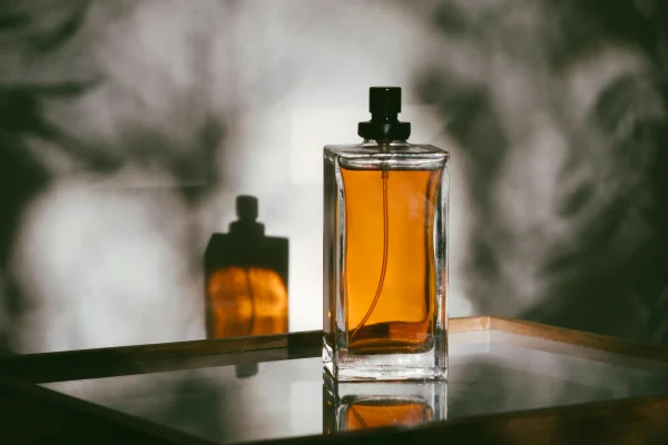 Embalagem perfume em mesa - Metrópoles