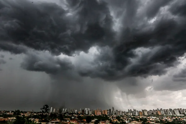 Adolescente fica ferido após chuva derrubar teto de casa no DF