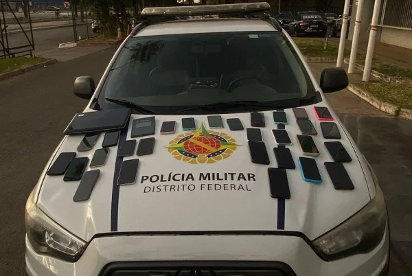 Carro da PMDF com celulares em cima
