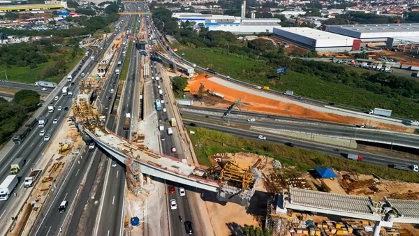 Nesta sexta-feira, sábado e domingo, obras afetarão o tráfego nos dois sentidos da Via Dutra. Interdições acontecerão na altura do km 227 - Metrópoles