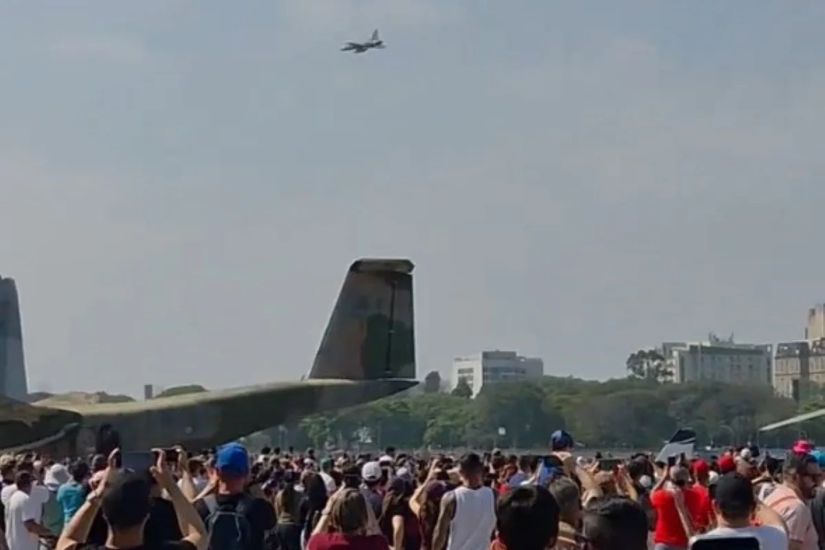 Domingo aéreo tem profusão de caças no céu de SP: "Trump vindo me pegar"