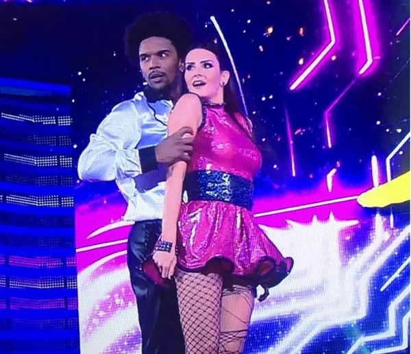 Mulheres fazem dança sensual em cima de caixão durante enterro