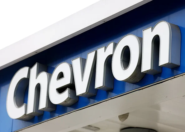 Imagem de logotipo da Chevron, gigante da indústria petrolífera