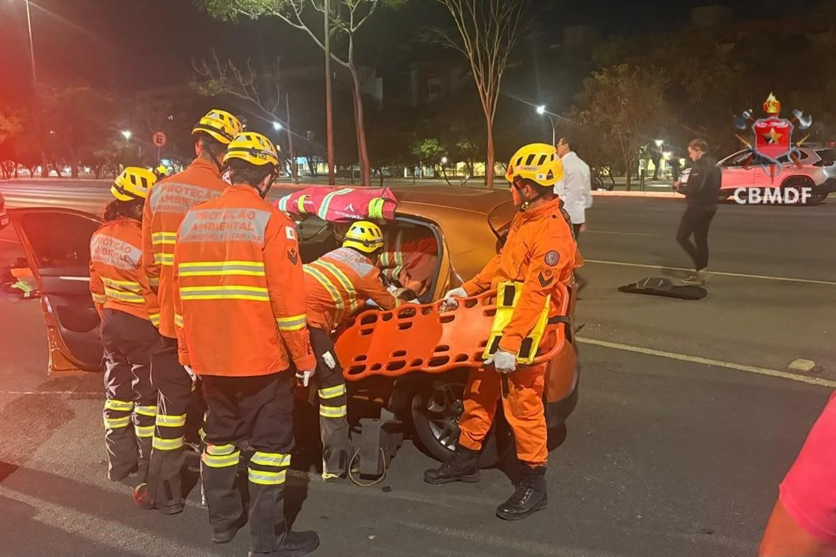 Uma mulher que ficou presa no veículos foi resgatada pelos bombeiros Uma mulher que ficou presa no veículos foi resgatada pelos bombeiros