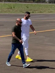 Nesta segunda, foi até o aeroporto da cidade para ir embora Nesta segunda, foi até o aeroporto da cidade para ir embora