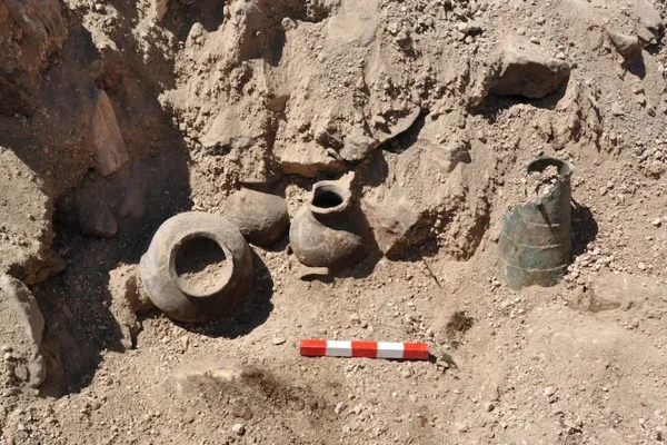Foto mostra escavações em pequeno morro de pedra. Trata-se da suposta tumba de um parente do rei Midas, encontrada na Turquia