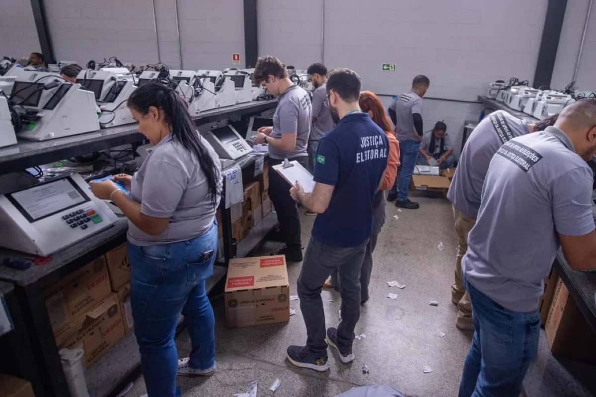 TRE-DF inicia carga e lacração de mais de 6 mil urnas para eleições TRE-DF inicia carga e lacração de mais de 6 mil urnas para eleições