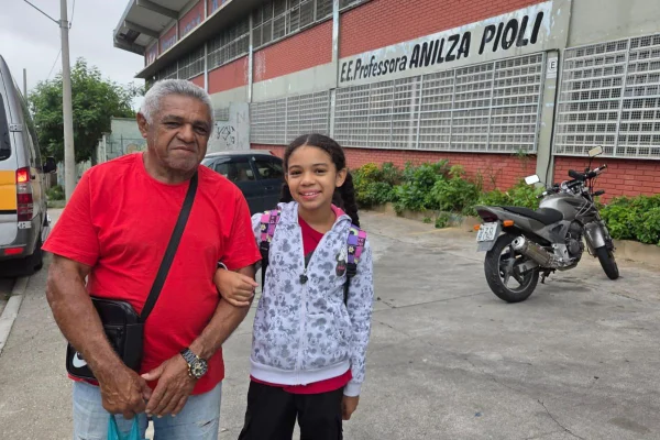 Imagem colorida mostra avô e neta, que é aluna de escola cívico-militar em São Paulo - Metrópoles