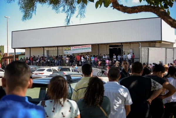 No DF, mercado abre 70 vagas e atrai centenas de desempregados