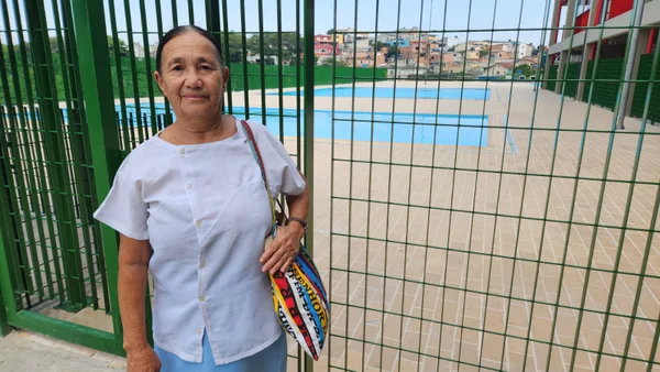 imagem colorida mostra mulher com 74 anos em frente a piscinas fechadas - metropoles