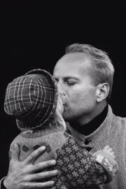 Demi Moore compartilhou fotos do ex-marido Bruce Willis com as filhas ao longo dos anos Demi Moore compartilhou fotos do ex-marido Bruce Willis com as filhas ao longo dos anos
