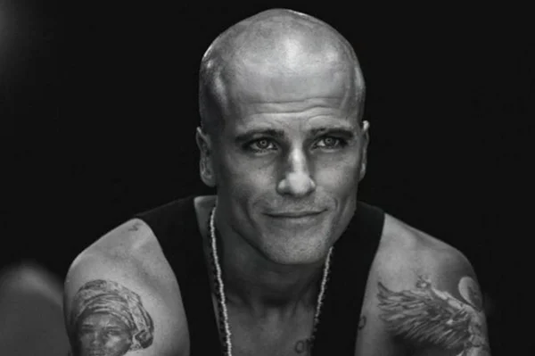 Com 14kg a menos e careca: entenda novo visual de Bruno Gagliasso