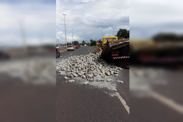Caminhão derruba blocos de concreto e interdita parte da Ponte JK
