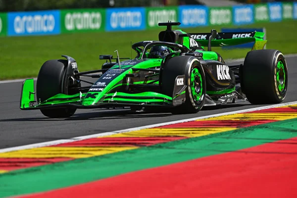 Imagem colorida de carro da Sauber - Metrópoles