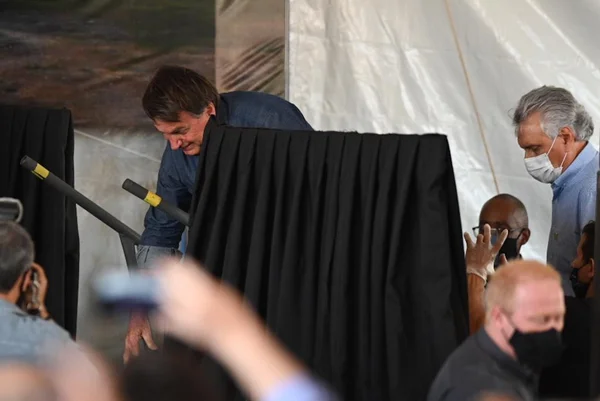 Tropeço no discurso: Bolsonaro cai na chegada de evento em Caldas Novas