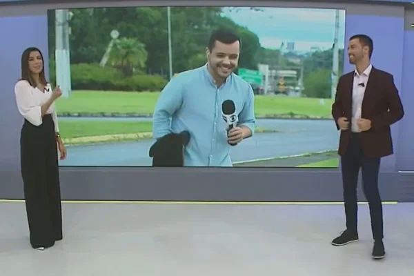 Video: cachorro invade link ao vivo em jornal da Globo e rouba a cena